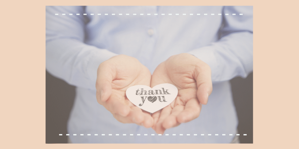 女性の手のひらの上にThankyouの文字が入ったメッセージカード