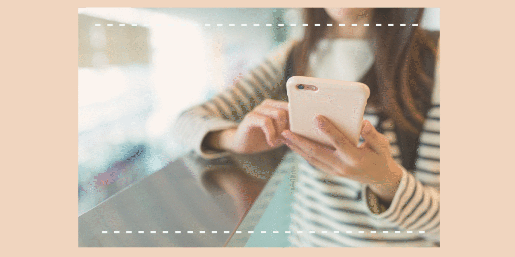 スマホを操作する女性