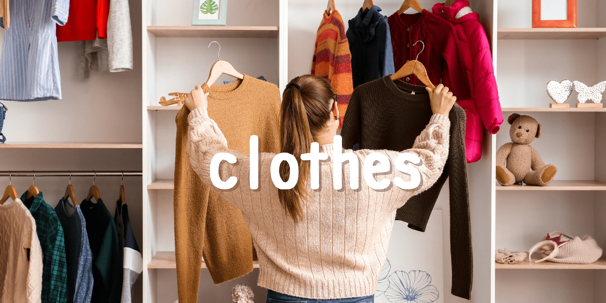 服を選ぶ女性